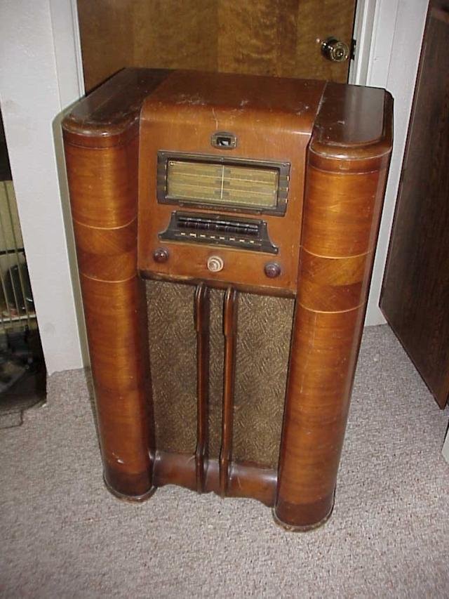 Vintage Floor Radio 86